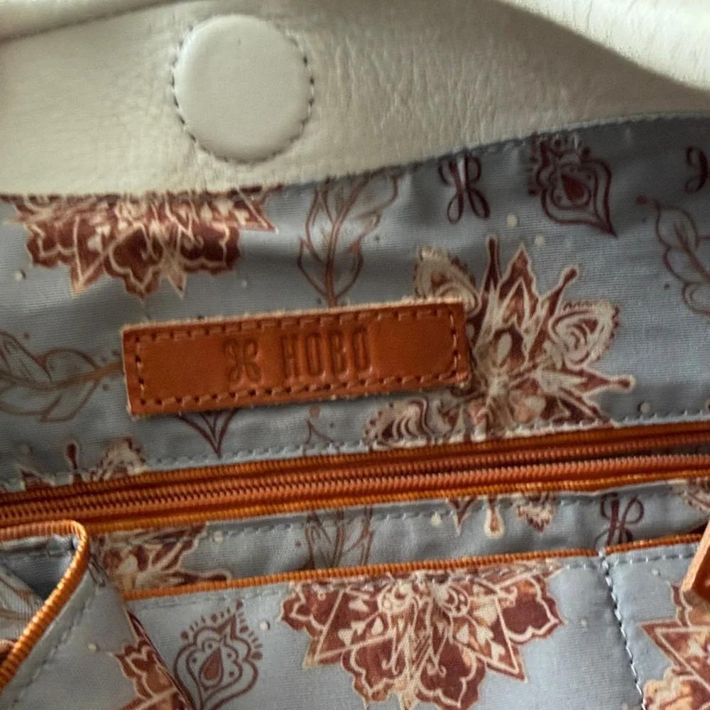 Hobo International Soft White Pebble Leather Shoulder Bag - Picture 2 of 7